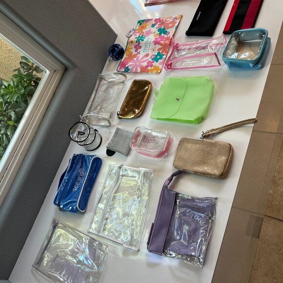 Cosmetic Makeup Bag Bonanza - lot of 22 - Picture 1 of 16